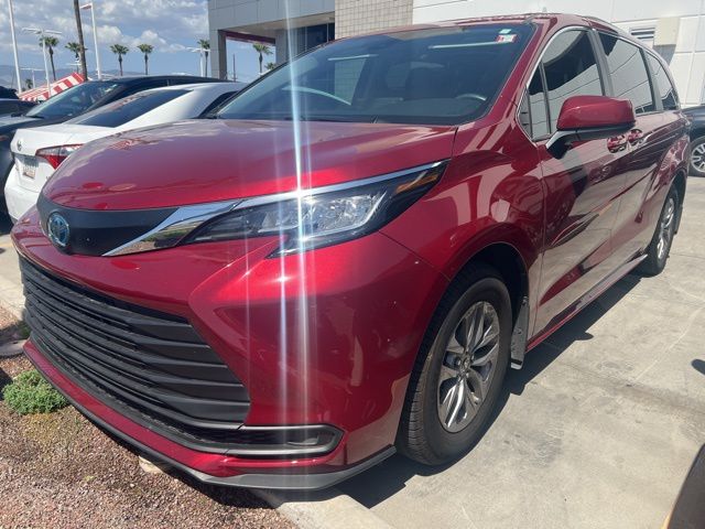 2022 Toyota Sienna LE