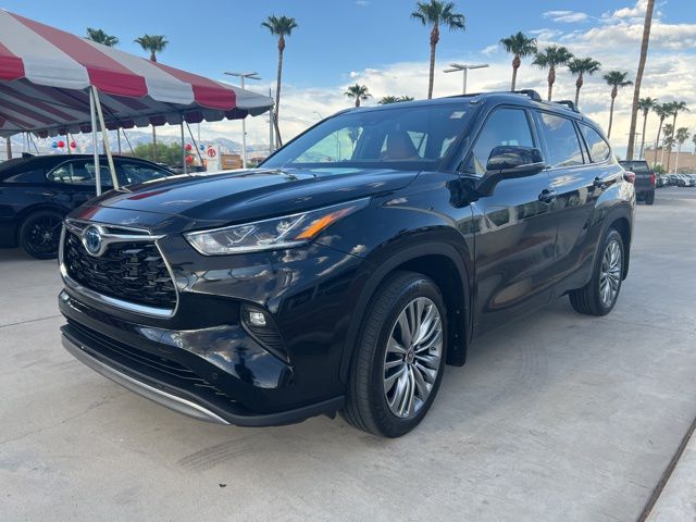 2022 Toyota Highlander Hybrid Platinum