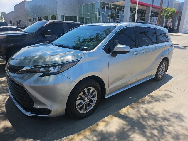 2025 Toyota Sienna LE